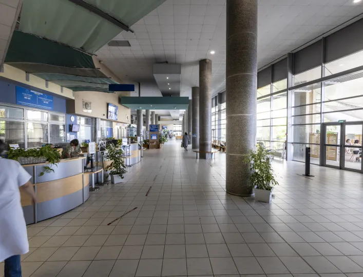 Hall d'accueil de l'hôpital général, on y voit sur la gauche un soignant se déplacer